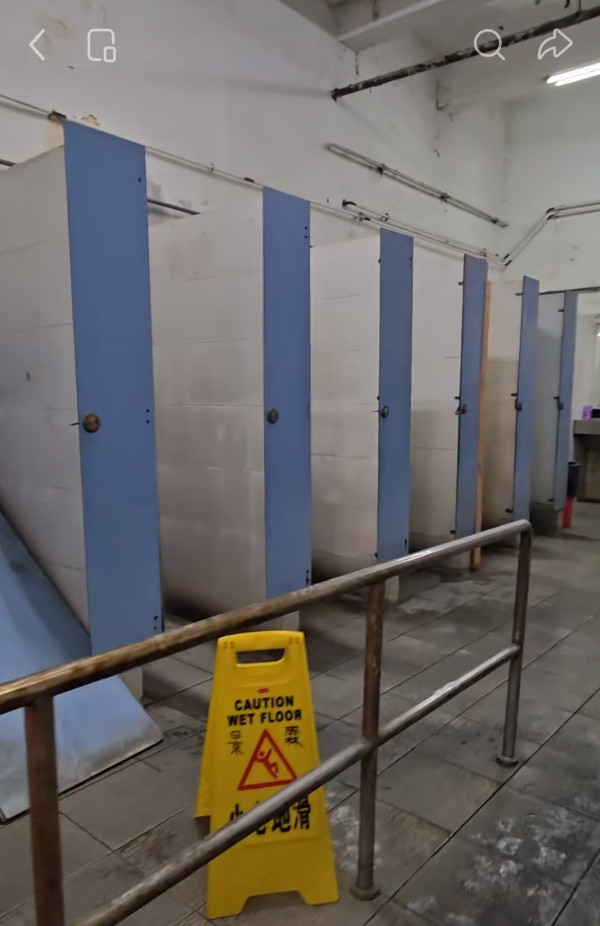 香港最恐怖公厕！网友直击老旧厕所像“鬼片现场”：宁买尿不湿不敢进！揭3大怪象