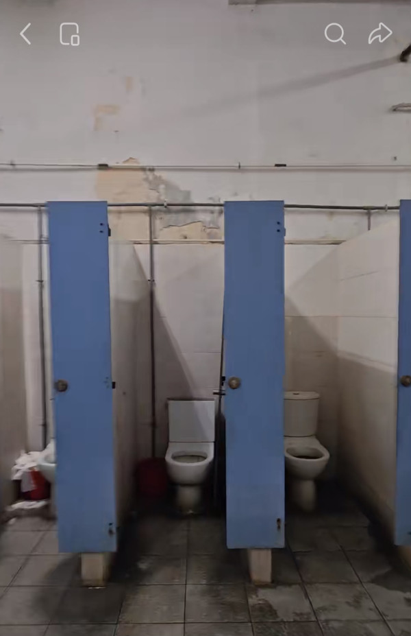 香港最恐怖公厕！网友直击老旧厕所像“鬼片现场”：宁买尿不湿不敢进！揭3大怪象