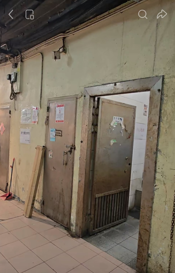 香港最恐怖公厕!网友直击老旧厕所像“鬼片现场”:宁买尿不湿不敢进!揭3大怪象