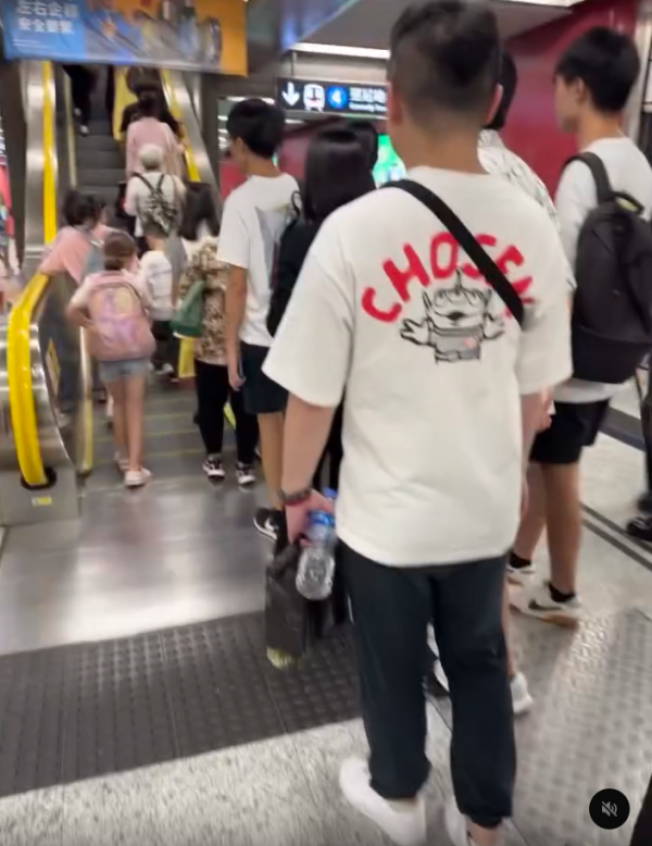 香港扶手电梯快3倍？台客惊呼最不习惯！港人爆笑反揭全港“最高速电梯”朝圣地