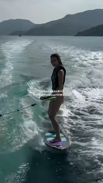 TVB性感小花出海滑水意外甩泳衣走光!比堅尼當場滑落移位即時單手扯住