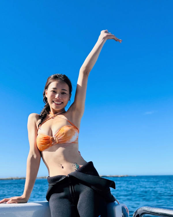 TVB性感小花出海滑水意外甩泳衣走光！比堅尼當場滑落移位即時單手扯住