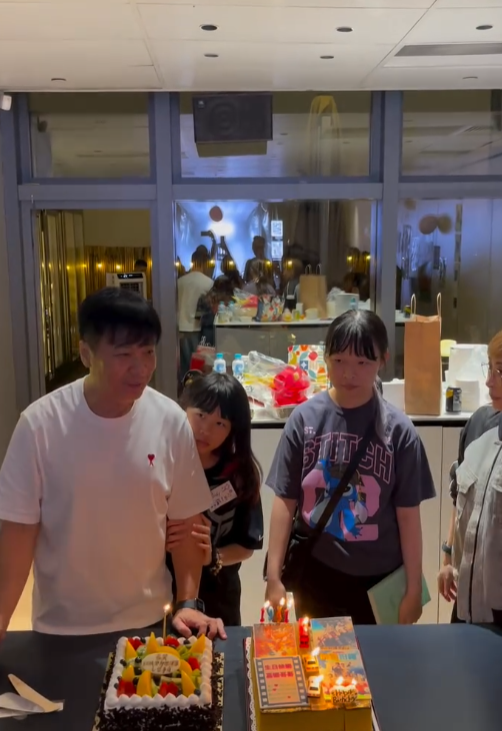 錢嘉樂61歲生日全家福曝兩女兒顏值變化！13歲大女青春期一舉動獲讚好有家教