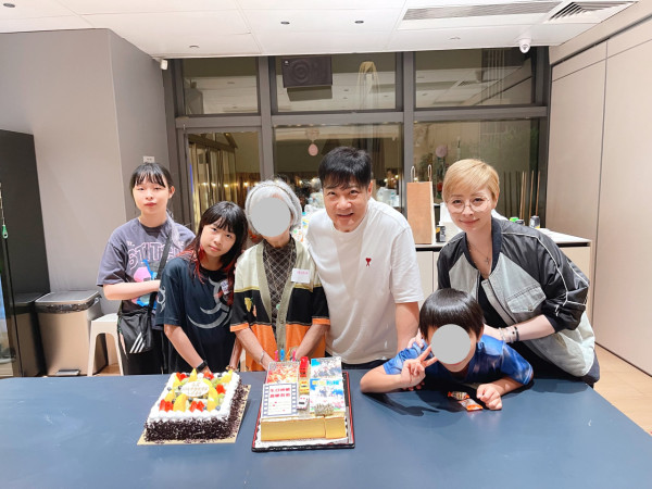 錢嘉樂61歲生日全家福曝兩女兒顏值變化！13歲大女青春期一舉動獲讚好有家教