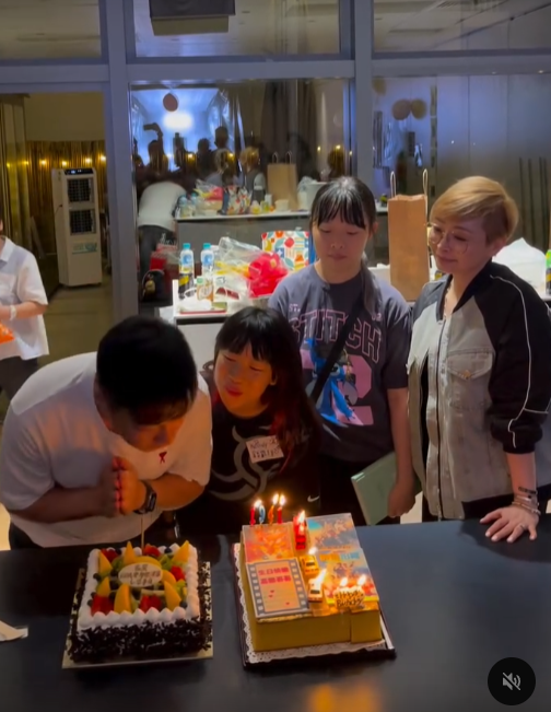錢嘉樂61歲生日全家福曝兩女兒顏值變化！13歲大女青春期一舉動獲讚好有家教