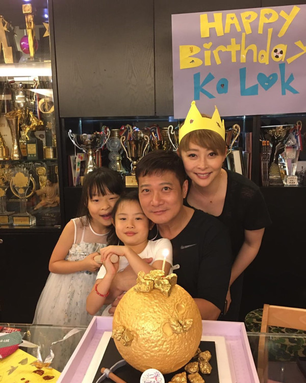 錢嘉樂61歲生日全家福曝兩女兒顏值變化！13歲大女青春期一舉動獲讚好有家教