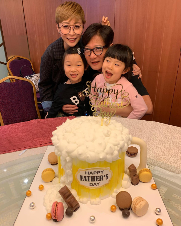 錢嘉樂61歲生日全家福曝兩女兒顏值變化！13歲大女青春期一舉動獲讚好有家教