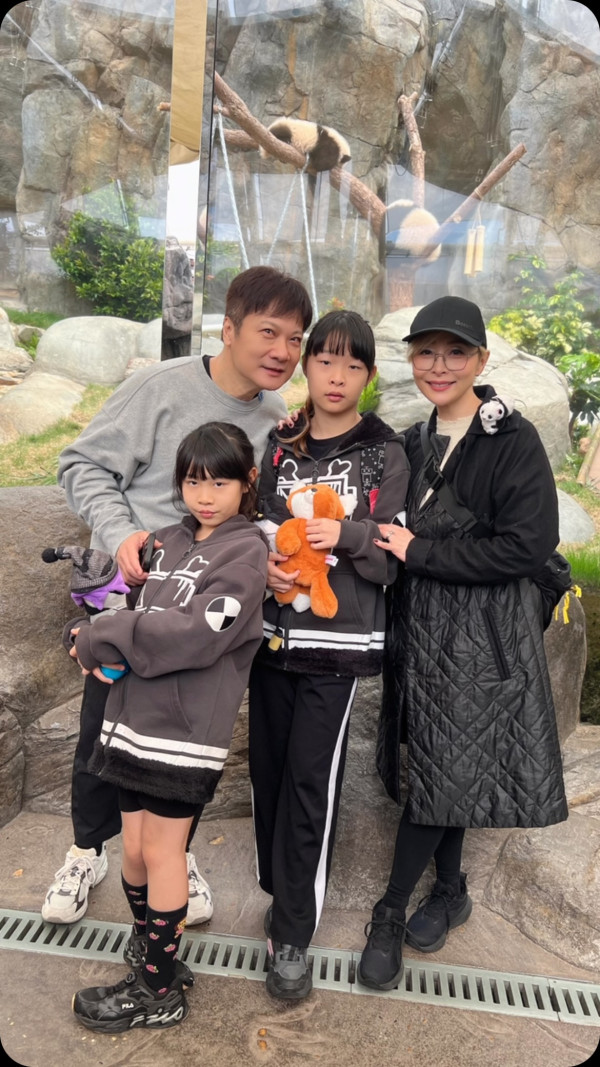 錢嘉樂61歲生日全家福曝兩女兒顏值變化！13歲大女青春期一舉動獲讚好有家教