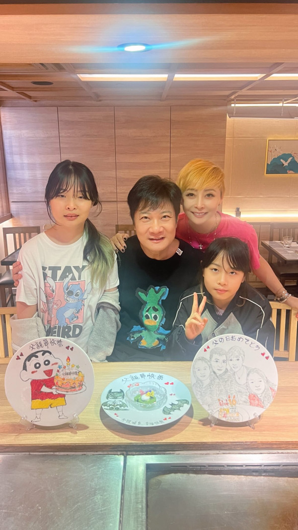 錢嘉樂61歲生日全家福曝兩女兒顏值變化！13歲大女青春期一舉動獲讚好有家教