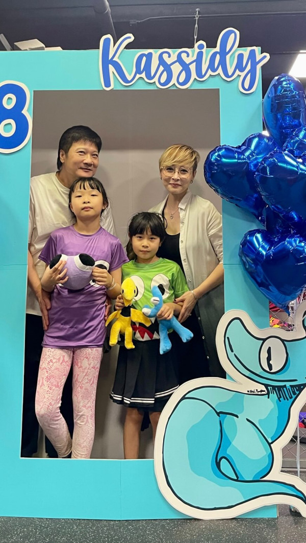 錢嘉樂61歲生日全家福曝兩女兒顏值變化！13歲大女青春期一舉動獲讚好有家教