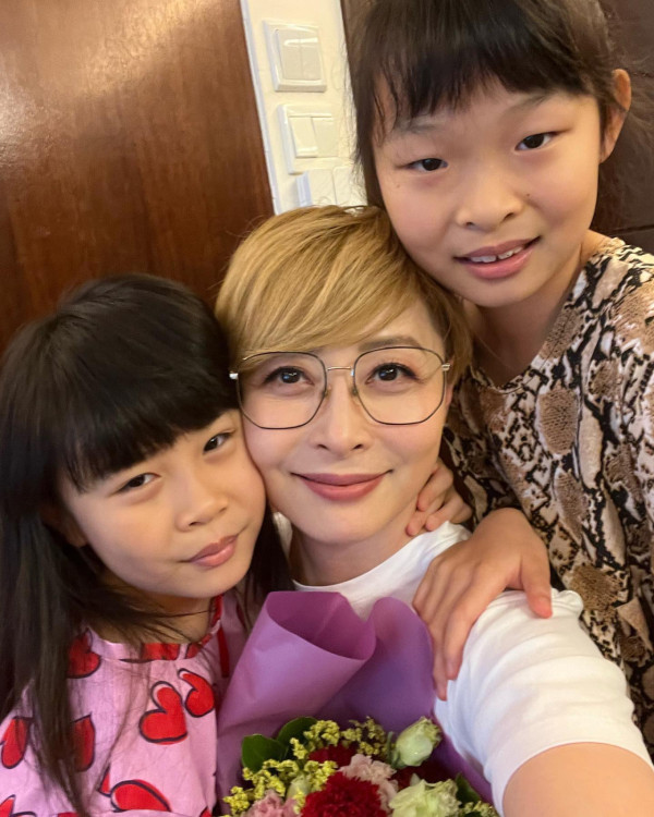 錢嘉樂61歲生日全家福曝兩女兒顏值變化！13歲大女青春期一舉動獲讚好有家教