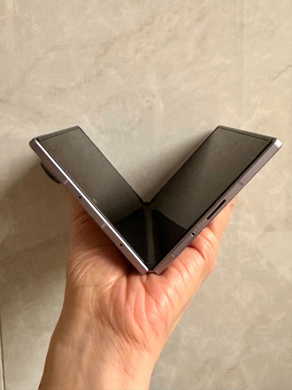 Galaxy Z Fold 8 銷情超預期！傳 Samsung 急加產 100 萬部　寬摺機成新主力