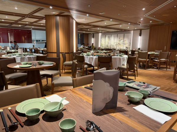 港島美食｜新派粵菜「八玥翡翠」登場！必食爆膏蟹肉餅＋火燄黑叉燒／重現懷舊點心車 (1招免費食蔥油脆皮雞)