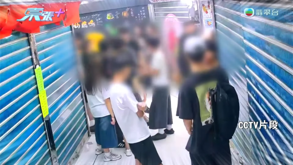 葵涌广场童党霸路吸烟打架!冰糖葫芦店老板娘否认包庇 竟辩称CCTV是AI片?