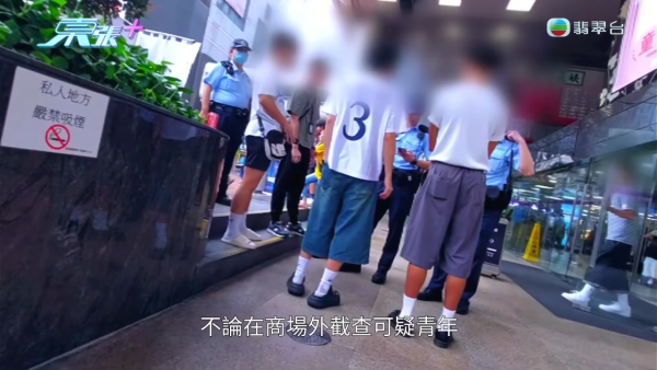 葵涌广场童党霸路吸烟打架！冰糖葫芦店老板娘否认包庇 竟辩称CCTV是AI片？