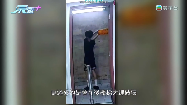 葵涌广场童党霸路吸烟打架!冰糖葫芦店老板娘否认包庇 竟辩称CCTV是AI片?