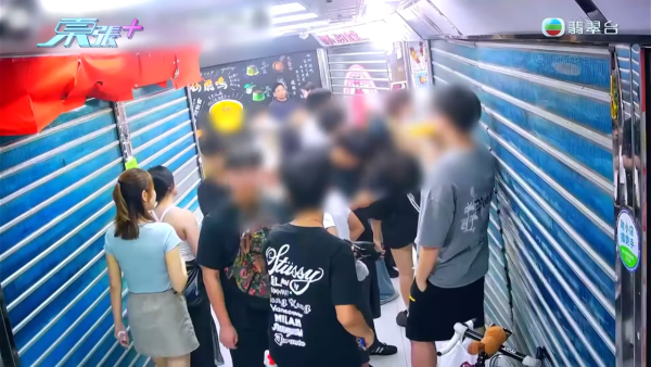 葵涌广场童党霸路吸烟打架！冰糖葫芦店老板娘否认包庇 竟辩称CCTV是AI片？