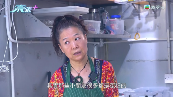 葵涌广场童党霸路吸烟打架！冰糖葫芦店老板娘否认包庇 竟辩称CCTV是AI片？