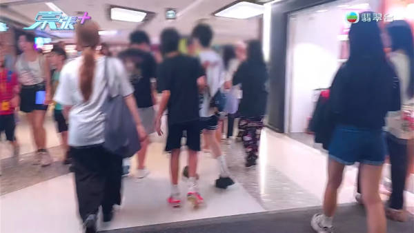 葵涌广场童党霸路吸烟打架!冰糖葫芦店老板娘否认包庇 竟辩称CCTV是AI片?