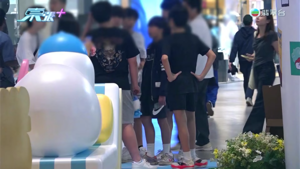 葵涌广场童党霸路吸烟打架!冰糖葫芦店老板娘否认包庇 竟辩称CCTV是AI片?