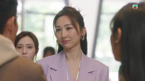 《夫妻的博弈》高海寧穿搭獲封「時尚女王」:黑色斜肩裝+大型金屬耳環掀時尚新風潮