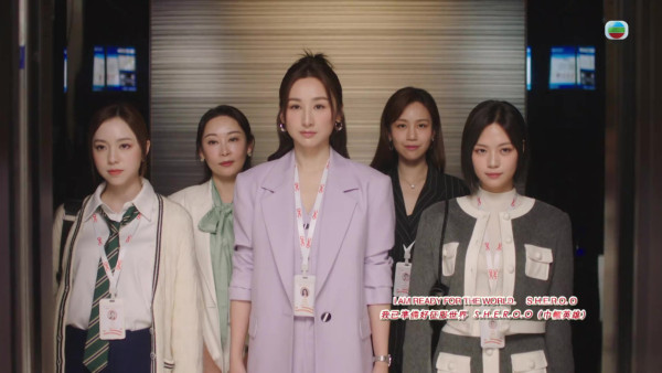 《夫妻的博弈》高海寧穿搭獲封「時尚女王」:黑色斜肩裝+大型金屬耳環掀時尚新風潮