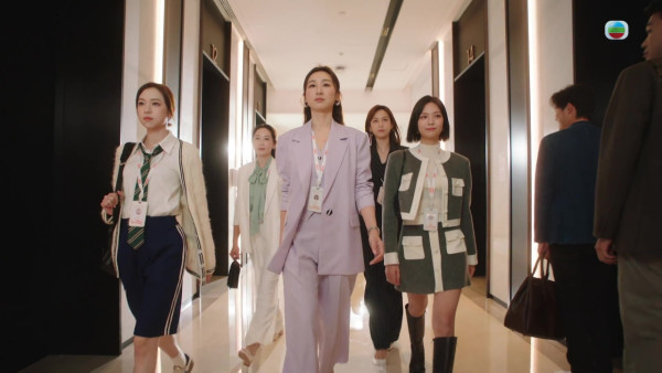 《夫妻的博弈》高海寧穿搭獲封「時尚女王」:黑色斜肩裝+大型金屬耳環掀時尚新風潮