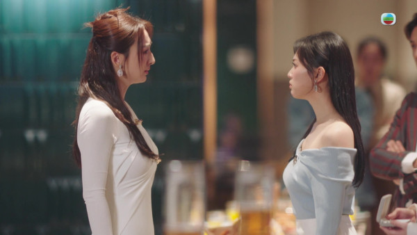 《夫妻的博弈》高海寧穿搭獲封「時尚女王」：黑色斜肩裝+大型金屬耳環掀時尚新風潮