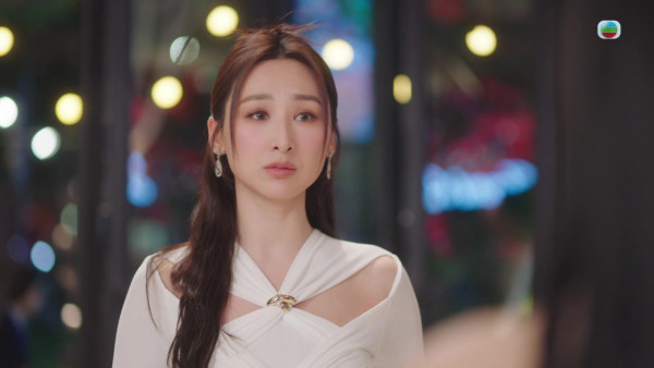 《夫妻的博弈》高海寧穿搭獲封「時尚女王」：黑色斜肩裝+大型金屬耳環掀時尚新風潮