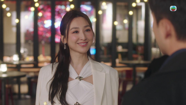 《夫妻的博弈》高海寧穿搭獲封「時尚女王」：黑色斜肩裝+大型金屬耳環掀時尚新風潮