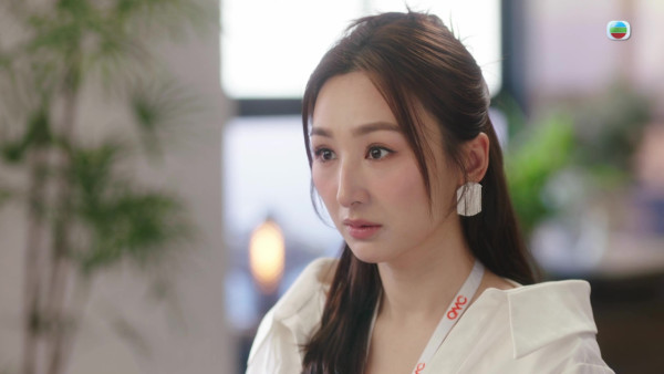 《夫妻的博弈》高海寧穿搭獲封「時尚女王」:黑色斜肩裝+大型金屬耳環掀時尚新風潮