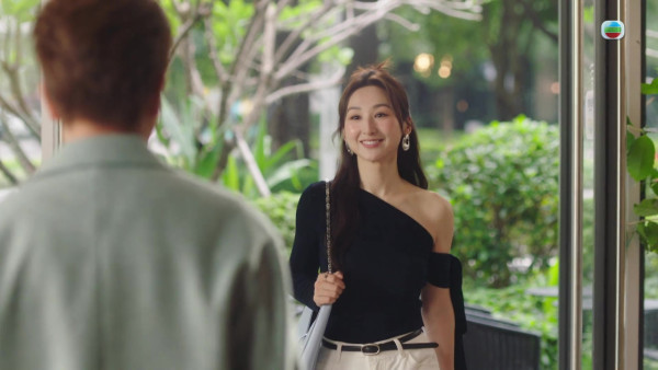 《夫妻的博弈》高海寧穿搭獲封「時尚女王」:黑色斜肩裝+大型金屬耳環掀時尚新風潮