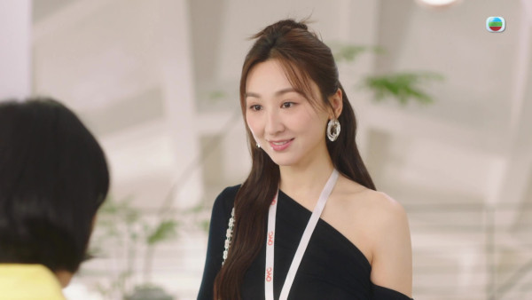 《夫妻的博弈》高海寧穿搭獲封「時尚女王」：黑色斜肩裝+大型金屬耳環掀時尚新風潮