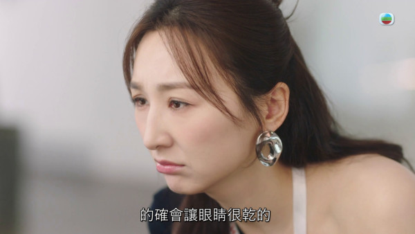 《夫妻的博弈》高海寧穿搭獲封「時尚女王」：黑色斜肩裝+大型金屬耳環掀時尚新風潮
