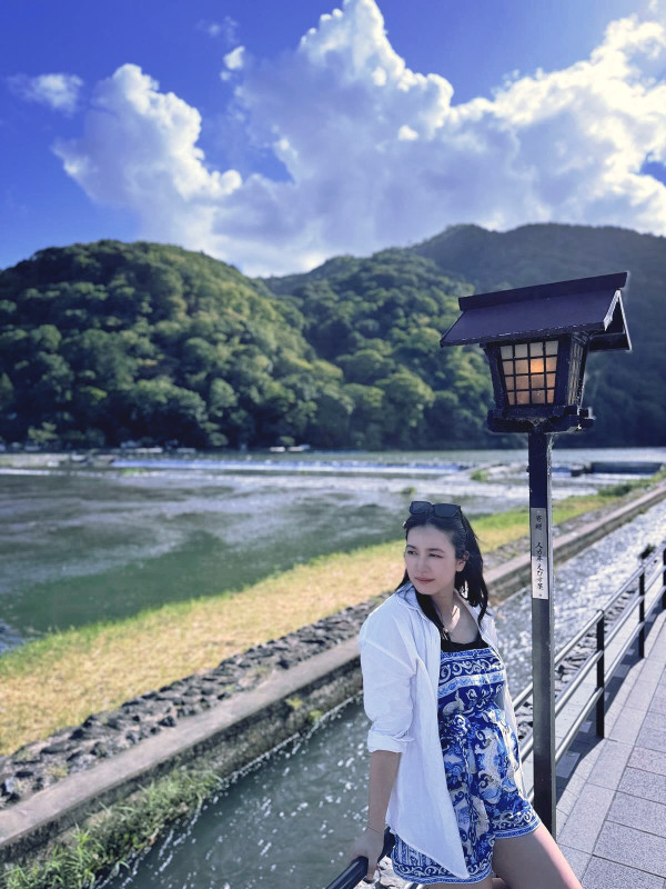 朱千雪孕晚期挺巨肚旅行晒全家福!貼身裝曝孕婦真實身形一覽無遺