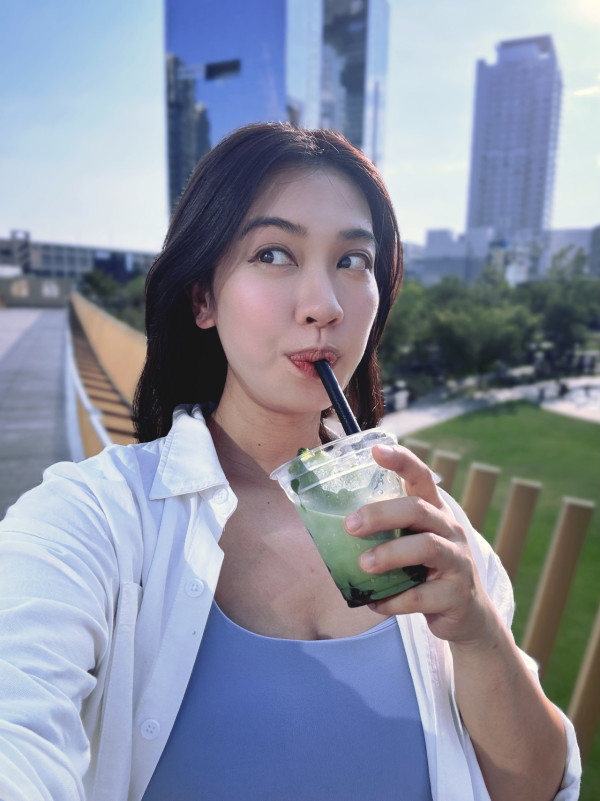 朱千雪孕晚期挺巨肚旅行晒全家福!貼身裝曝孕婦真實身形一覽無遺
