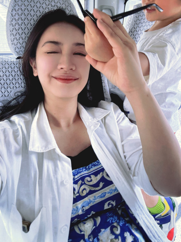 朱千雪孕晚期挺巨肚旅行晒全家福！貼身裝曝孕婦真實身形一覽無遺