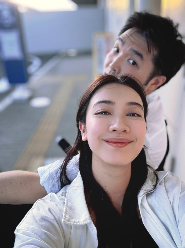 朱千雪孕晚期挺巨肚旅行晒全家福!貼身裝曝孕婦真實身形一覽無遺