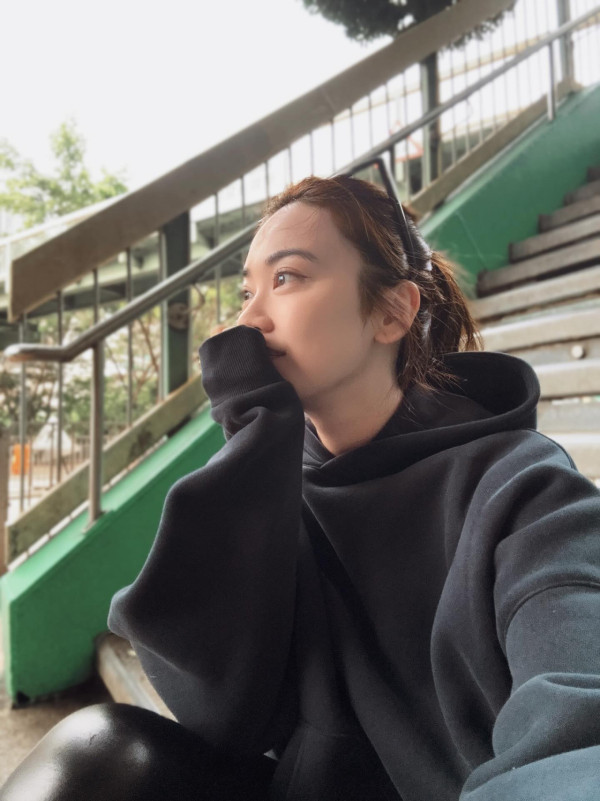 朱千雪孕晚期挺巨肚旅行晒全家福！貼身裝曝孕婦真實身形一覽無遺