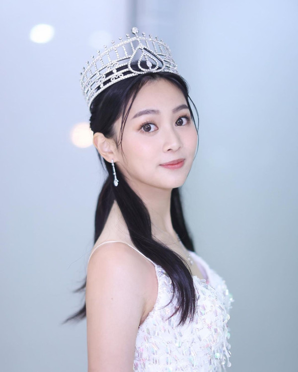 郭柏妍被挖中學舊照青澀樣貌曝光!12年前戴眼鏡雙目無神變化極大判若兩人