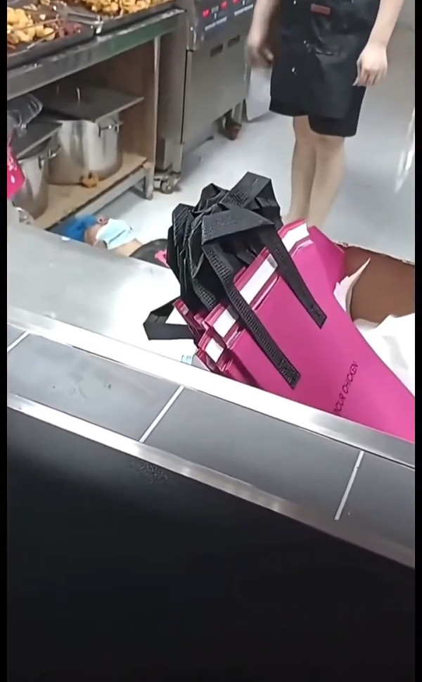 深圳外賣炸雞店爆單!唯一員工崩潰邊哭邊炸 極度焦慮疑「呼吸性鹼中毒」倒地抽搐