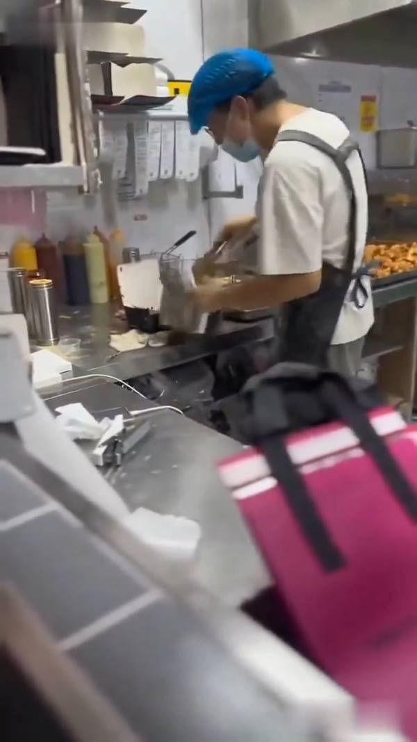 深圳外賣炸雞店爆單!唯一員工崩潰邊哭邊炸 極度焦慮疑「呼吸性鹼中毒」倒地抽搐