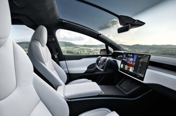 電動車買家等埋先？中國擬2027年實施車用新制 強制19項功能回歸實體按鍵