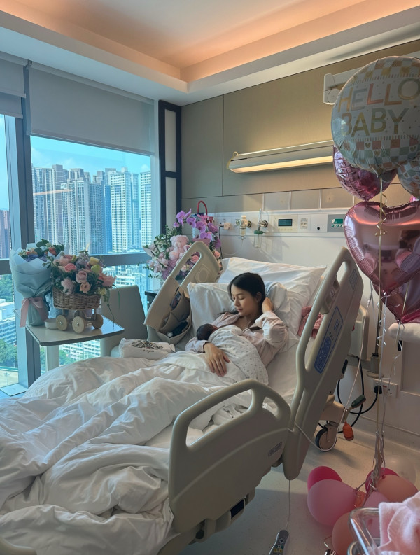 32歲女藝人IG曝喜訊宣佈平安誕女!溫馨晒餵母乳照:歡迎來到這世界
