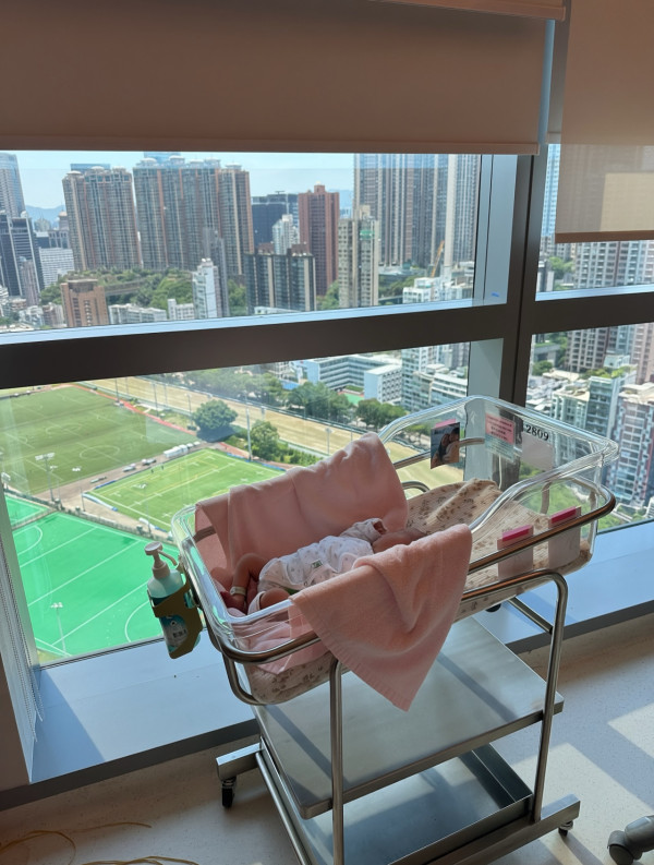 32歲女藝人IG曝喜訊宣佈平安誕女！溫馨晒餵母乳照：歡迎來到這世界