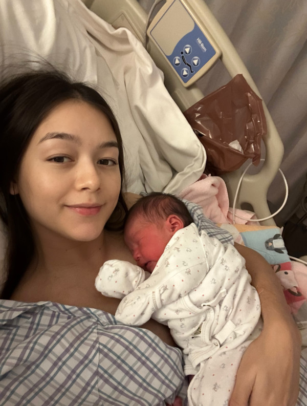 32歲女藝人IG曝喜訊宣佈平安誕女!溫馨晒餵母乳照:歡迎來到這世界