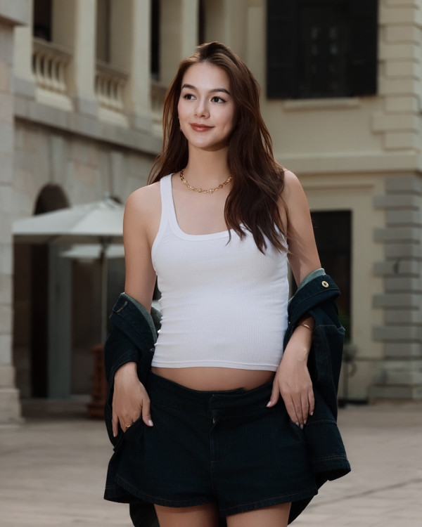 32歲女藝人IG曝喜訊宣佈平安誕女!溫馨晒餵母乳照:歡迎來到這世界