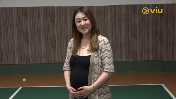伍富橋新歌MV為BB發放父愛！太太Shirley八個月孕肚甜蜜探班 親揭BB英文名「Julian」