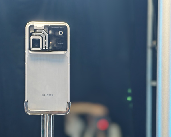 HONOR Robot Phone 發佈會直擊：4DoF 鈦合金機械雲台 + ARRI 電影級色彩上手玩 萬元有找開創旗艦新標準