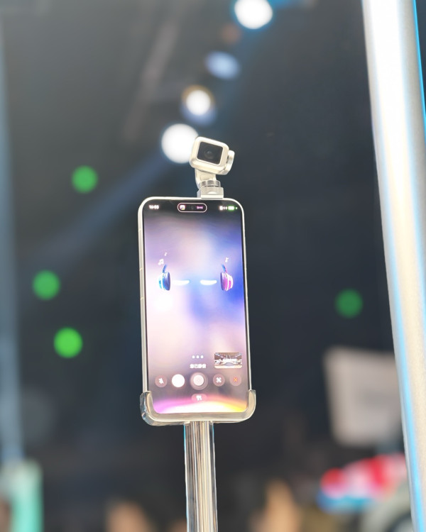 HONOR Robot Phone 發佈會直擊：4DoF 鈦合金機械雲台 + ARRI 電影級色彩上手玩 萬元有找開創旗艦新標準